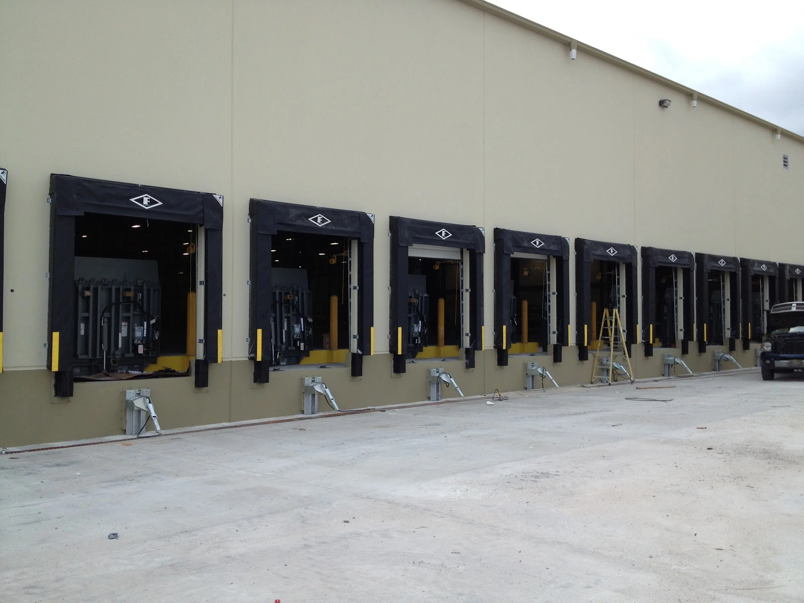 Gancho retenedor de seguridad para sujeción de camiones en andén